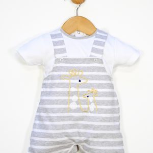 Conjunto dos piezas peto de rayas con estampado de jirafa y camiseta blanca a juego