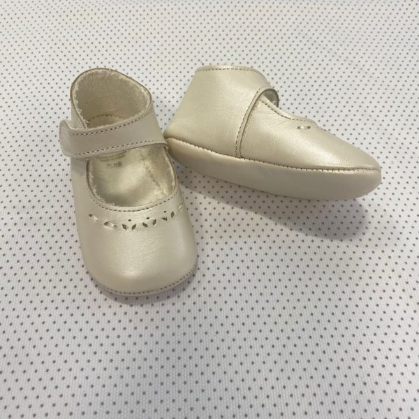 Mercedita ceremonia de piel con detalle calado beige