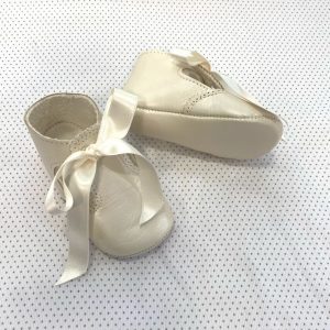 Zapatos tipo ceremonia de piel con lazada beige