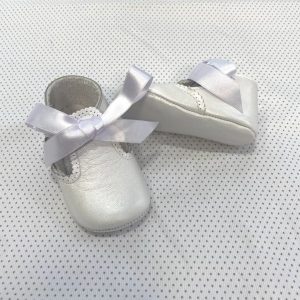 Zapatos tipo ceremonia de piel con lazada blanco