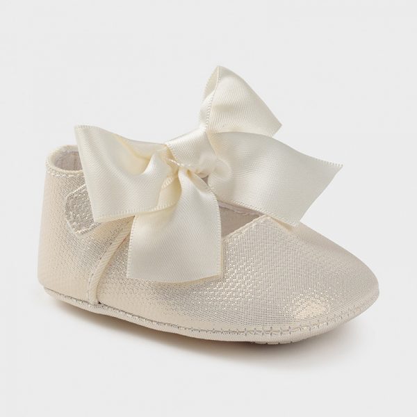 Zapatos tipo mercedita de ceremonia crudo