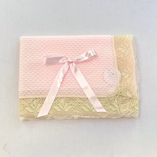 Toquilla rosa con encaje de bolillos beige