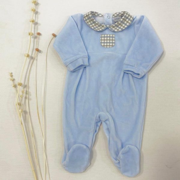 Pelele terciopelo celeste cuello bebe cuadros y bolsillo botones atrás