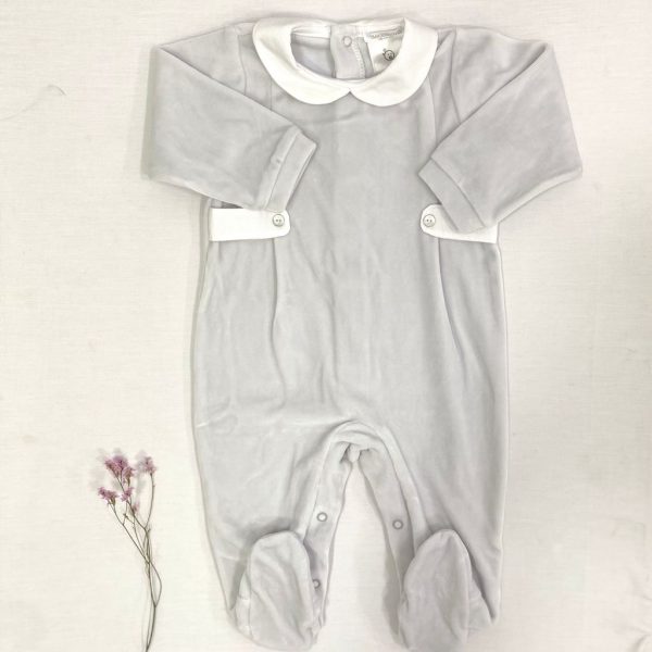 Pelele largo terciopelo gris, cuello bebé, con dos botones nácar