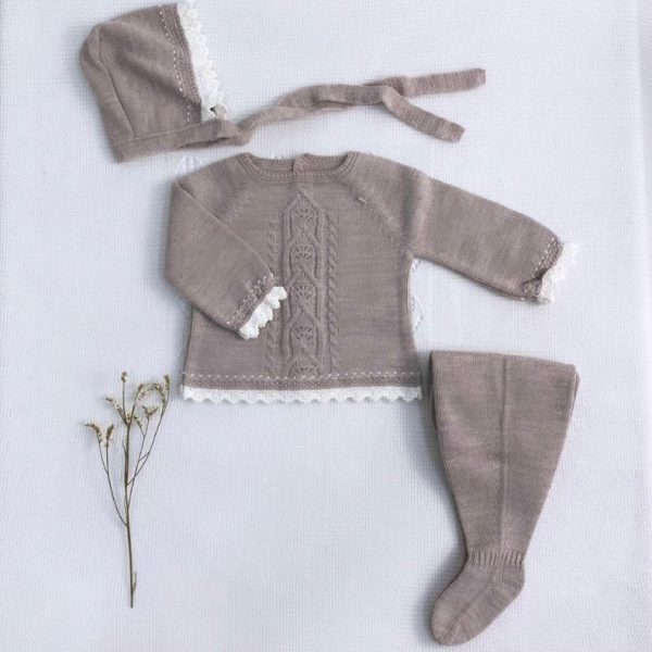 Conjunto tres piezas punto invierno jersey manga larga polaina y capota en color nuez con detalles en crudo