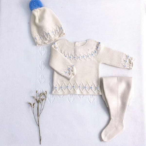 Conjunto tres piezas punto invierno jersey manga larga polaina y gorro color nata con detalles en celeste